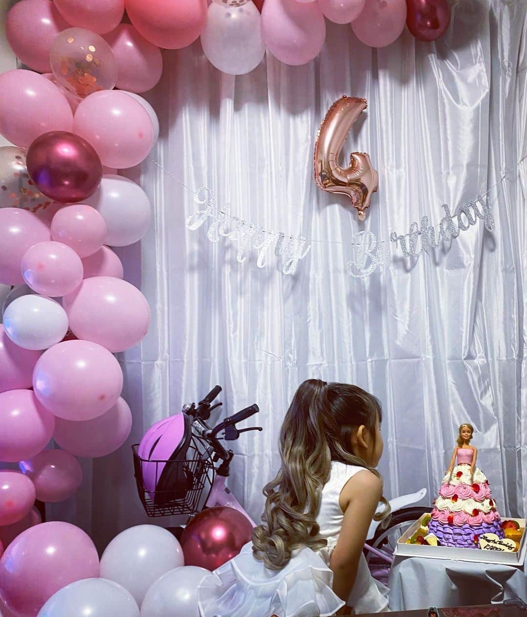 ちゃんみのインスタグラム：「🩷happy birthday karen🩷 あっという間に4歳！ 成長が早すぎてほんとに毎日毎日楽しく大切にしていかないと気づいたら大人になってそうで嫌だー！！笑 ままの真似が大好きなかれんはメイクしたり料理、洗濯物手伝ってくれたりふざけるのが好きだったりすぐ踊ったり、、、笑 これからも優しくて天才で全力で面白いかれんでいてね❤︎ 4歳も沢山思い出作ってこー！ 4歳になったかれんも楽しみ！ 愛してるよー🩷🩵💜🤍 #可愛すぎて話にならん #誕生日#誕生日プレゼント #誕生日ケーキ #誕生日サプライズ  #4歳誕生日 #4歳女の子  #バービー#プリンセス #happybirthday  #6.13」