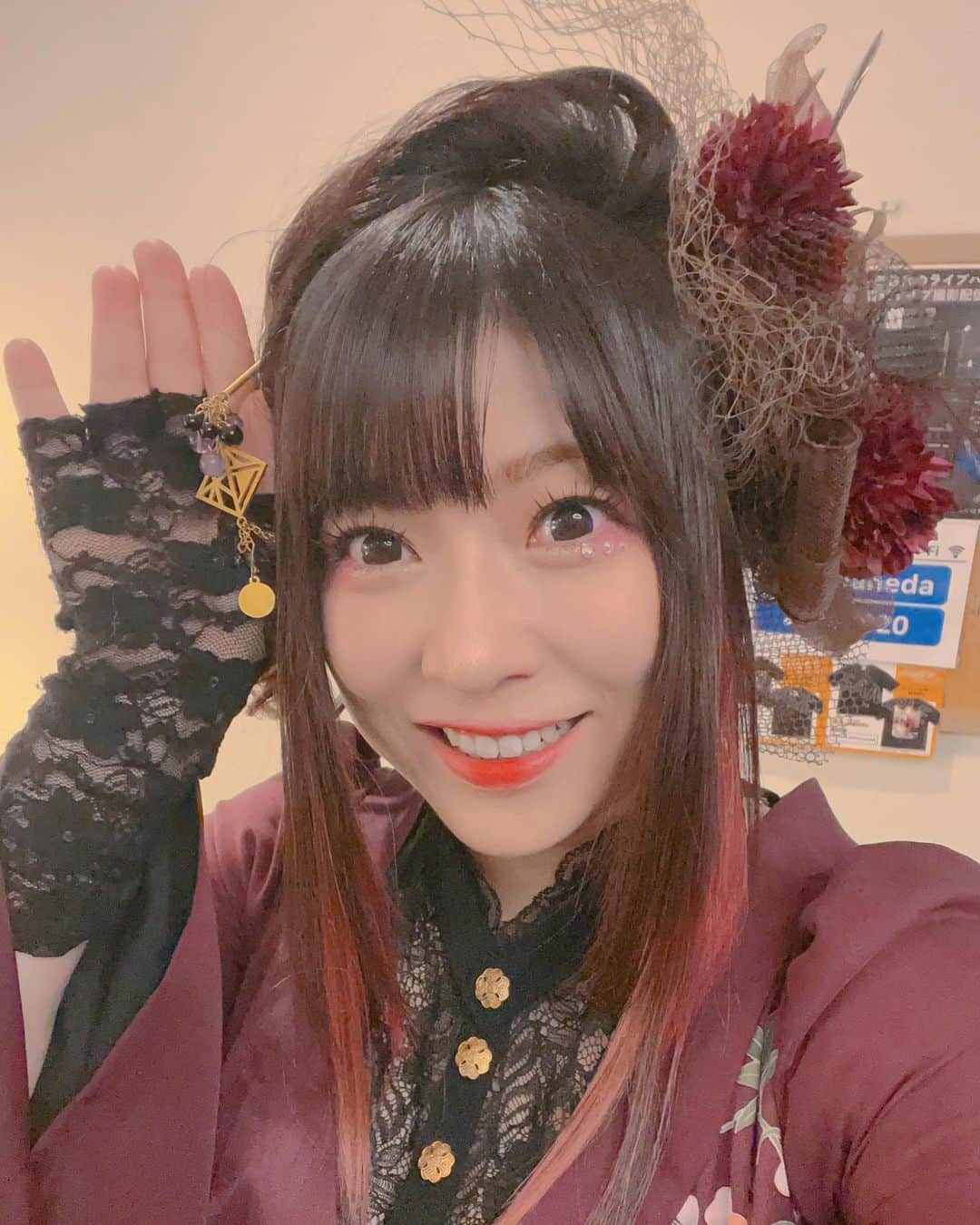 鈴華ゆう子のインスタグラム：「ファンクラブライブ、真・八重流総会ありがとうございました！ 楽しかったー！🥹💕 それぞれがリクエストの過去衣装に身を包みました。 今回のグッズに、私プロデュースの簪があります。 とってもお気に入り！♡ 付けてくれてる人も沢山いたね！ ありがとう！ 次は大阪もよろしく！！ 声出し解禁は、すごく最高でした。醍醐味だねー！ライブはこうでなくちゃ！ #和楽器バンド #鈴華ゆう子 #真八重流総会2023」