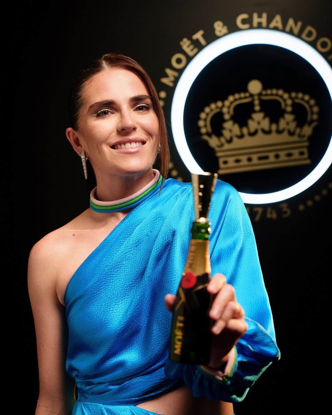 のインスタグラム：「A new chapter of #ToastForACause in Mexico. Moët & Chandon celebrated new talents in cinema during the International Film Festival of Guadalajara with actress and new brand ambassador @karlasouza and friends of the House @manolocaro, @dario and @bennyemmanueloficial. Three wining scripts from the incubator launched in April were announced during the Festival and will be supported by a committee including Karla Souza and Manolo Caro.  #ToastWithMoet #MoetChandon  This material is not intended to be viewed by persons under the legal alcohol drinking age or in countries with restrictions on advertising on alcoholic beverages. ENJOY MOËT RESPONSIBLY.」