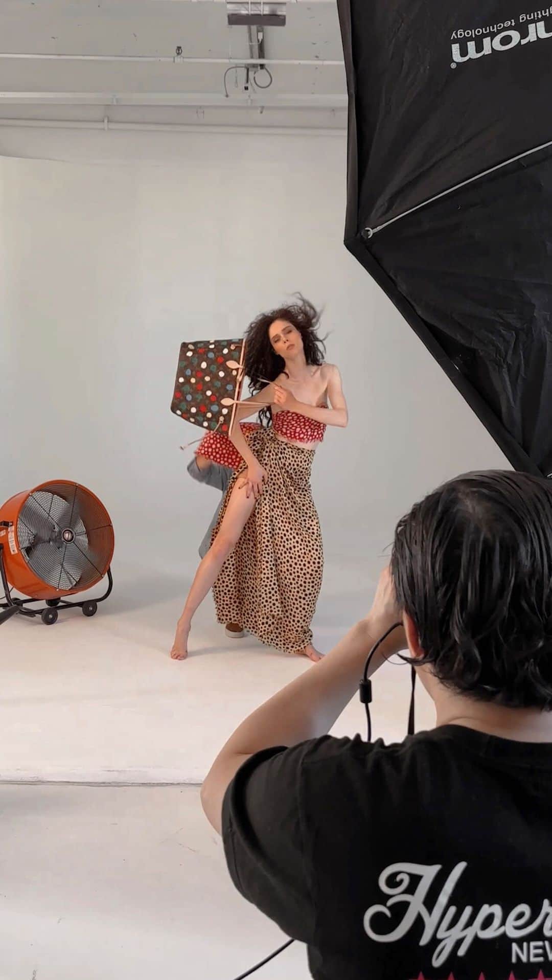 ココ・ロシャのインスタグラム：「The secret to getting a hair and clothing flick right for a cover shoot? Three fans and a man hidden out of sight 😂 Behind the scenes on my new cover for  @supermagazinenyc wearing @louisvuitton x @yayoikusama_   Photography: @lesliekeesuper Styling: @seppetirabassi Makeup: @keikohiramotomakeup1 Hair: @shinarima  Super Magazine artwork & design by @yutanakajima_elm @shigerutheme @megsuzukitheme @enlightenment.1997」