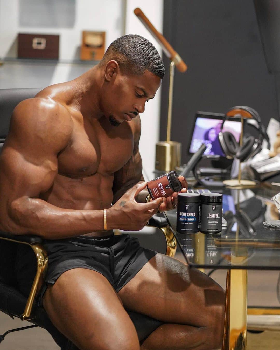 Simeon Pandaのインスタグラム：「Amplify your energy with the @innosupps Supercharged Male Stack triple threat 🔥  ✔️ Improved circulation which can help enhance your performance  ✔️ Improved stamina and energy levels and enhance blood flow  ✔️ Quality sleep and recovery are essential for vitality. Maximise your body’s ability to sleep deeper, longer.  Head to Innosupps.com to find out more @innosupps」