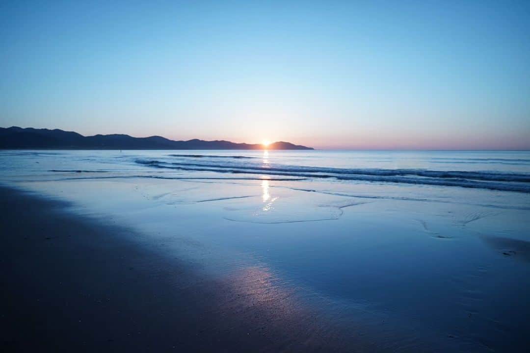 岩倉しおりさんのインスタグラム写真 - (岩倉しおりInstagram)「朝の静かな海。」6月13日 0時28分 - iwakurashiori