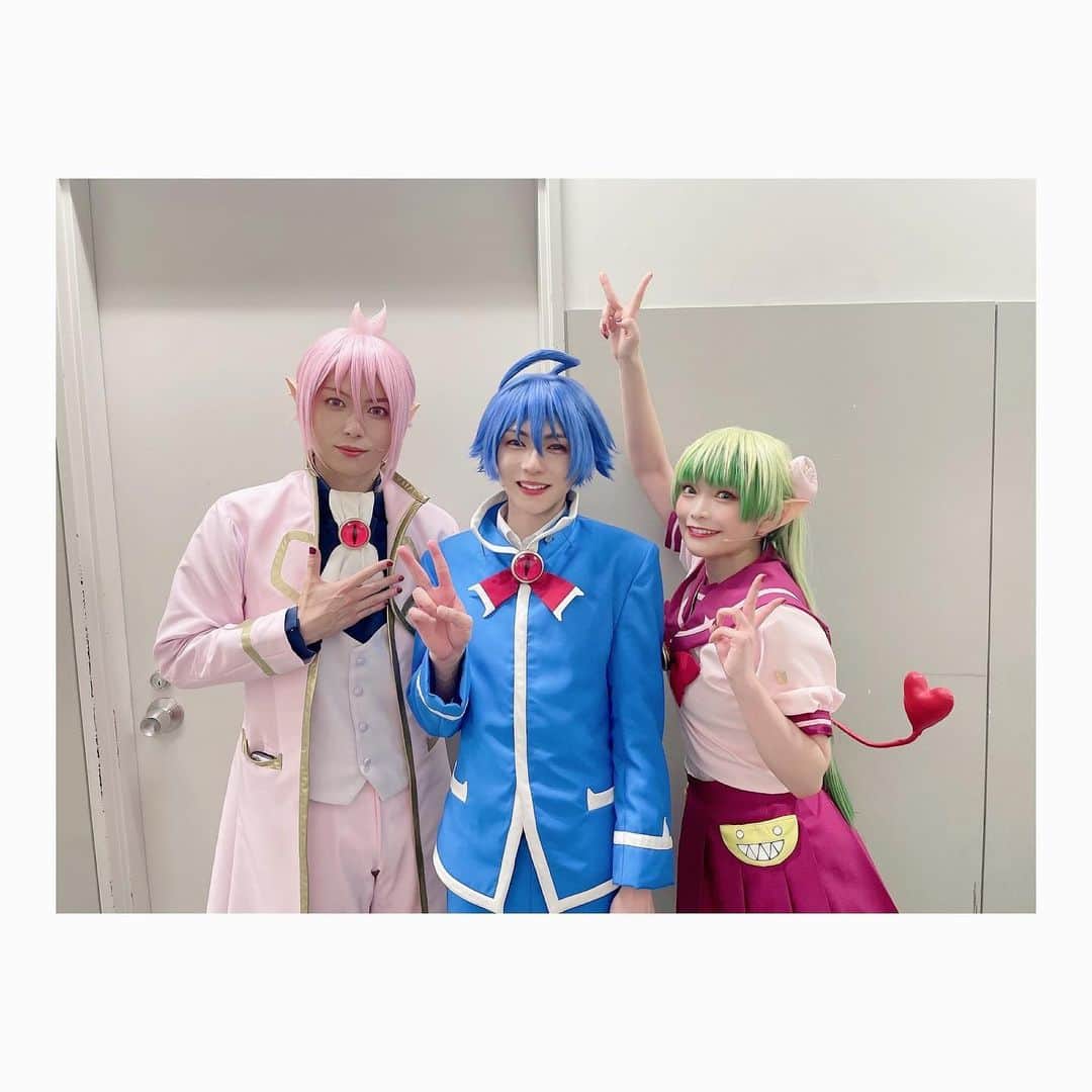 小山百代のインスタグラム：「・ ・ ・ ・ 入間軍💙🩷💚  入間ち。アズアズ。 大切なおトモダチ🤟🏻🤟🏻  優しく、温かく、熱く、 思いやりに溢れていて、  常に座組全体を 鼓舞してくれていた2人。  ありがとうの大盛りです。 出会いに感謝！！！！！！  2枚目の写真は 3人で初めましてした日✌🏻  ・ ・ #魔入間ステ #入間くん」