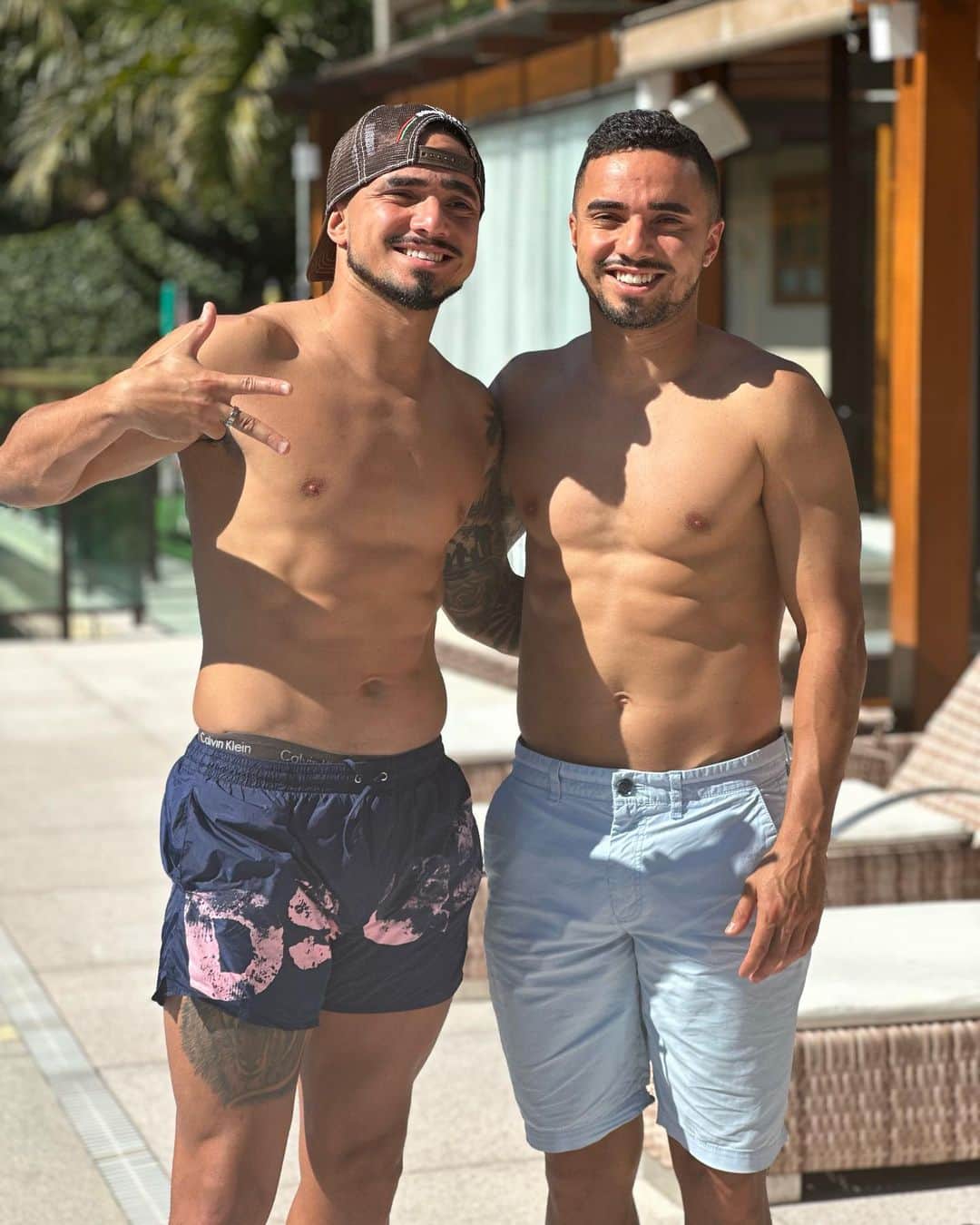 ラファエウ・ペレイラ・ダ・シウヴァのインスタグラム：「Meu valentine ❤️❤️ @ofabio2  karla não fica com ciúmes não em…  Nem barbinha 🤣 @karlamaio @barbaracpss」