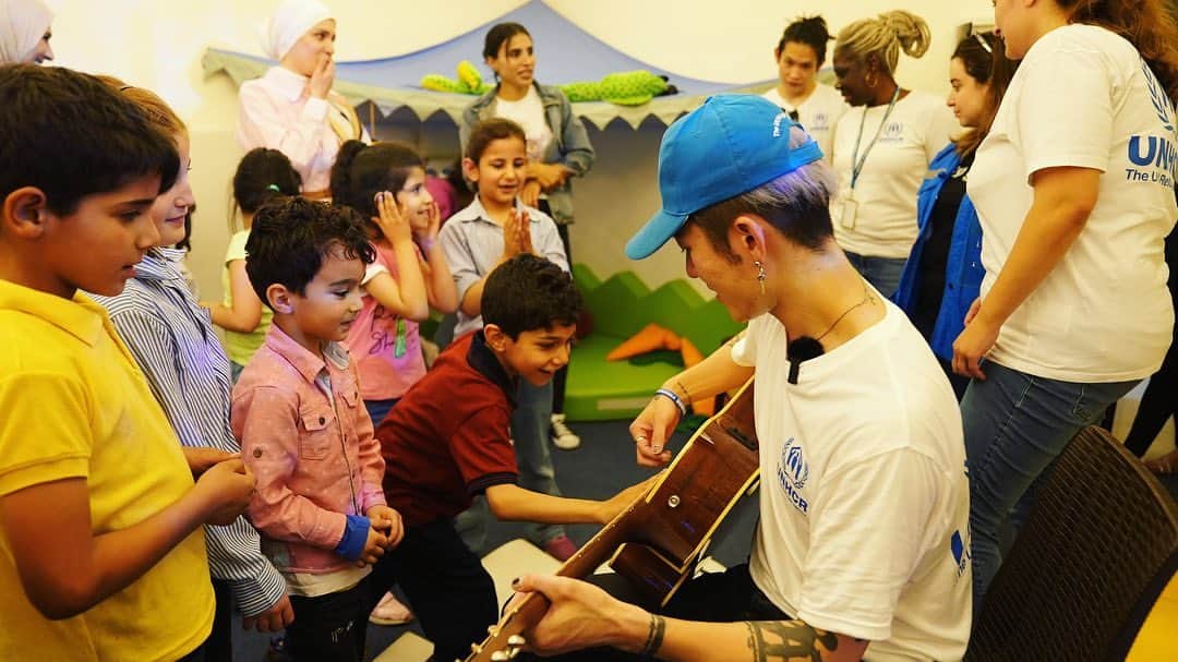 雅-MIYAVI-さんのインスタグラム写真 - (雅-MIYAVI-Instagram)「I'm so happy I got to go to a graduation party for refugee kids! They had on paper hats with their big dreams written on them. Bon voyage!   Also I had the chance to meet with many NGO partners who work tirelessly to support refugee and children in collaboration with UNHCR on site.   Big appreciation and respect. 🙏🏻  #maharat @nabad4devp  @makhzoumi_foundation  @iamcaritas   Also I would like to express my gratitude to @fender @fender_jp for their generous contribution. The guitar is now in the hands of refugee in Lebanon, who I hope will find some solace, joy and inspiration in its melodies at the hardship. 🙏🏻🙏🏻  難民の子どもたちが通っているスクールの小さな卒業式に参加させてもらいました。  紙でできた卒業帽子に でっかい夢を託して  おめでとう！！！！  そして現地でUNCHR と連携をとりながら、日夜子供たちのために働いているNGO パートナーのみなさんにも会いました。感謝とリスペクトです。🙏🏻🙏🏻🙏🏻」6月13日 0時36分 - miyavi_ishihara