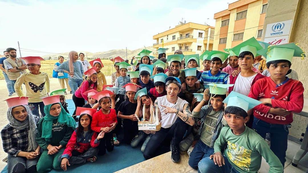 雅-MIYAVI-のインスタグラム：「I'm so happy I got to go to a graduation party for refugee kids! They had on paper hats with their big dreams written on them. Bon voyage!   Also I had the chance to meet with many NGO partners who work tirelessly to support refugee and children in collaboration with UNHCR on site.   Big appreciation and respect. 🙏🏻  #maharat @nabad4devp  @makhzoumi_foundation  @iamcaritas   Also I would like to express my gratitude to @fender @fender_jp for their generous contribution. The guitar is now in the hands of refugee in Lebanon, who I hope will find some solace, joy and inspiration in its melodies at the hardship. 🙏🏻🙏🏻  難民の子どもたちが通っているスクールの小さな卒業式に参加させてもらいました。  紙でできた卒業帽子に でっかい夢を託して  おめでとう！！！！  そして現地でUNCHR と連携をとりながら、日夜子供たちのために働いているNGO パートナーのみなさんにも会いました。感謝とリスペクトです。🙏🏻🙏🏻🙏🏻」