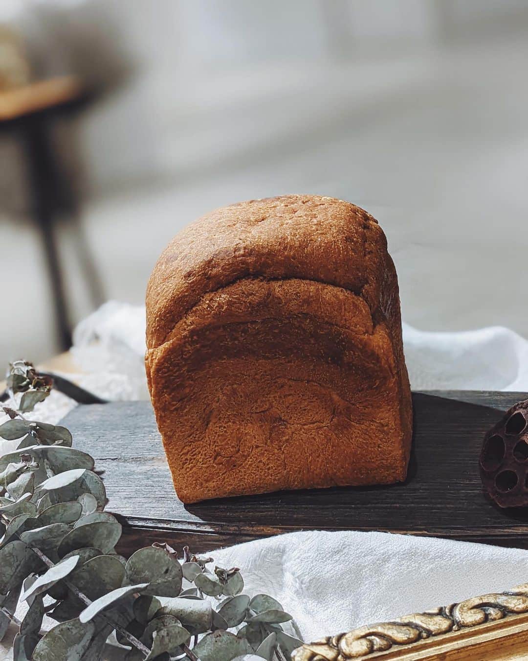 川村桃子さんのインスタグラム写真 - (川村桃子Instagram)「⠀ 今回 @siro_bakery のパンセットは冷凍で販売しているけど、このsiroのパンは自然解凍しても美味‼︎ もちろんリベイクも！ ⠀  何度も言いますが、 ＂みずみずしいパン＂　 だからなんです！笑 元々青山のデュヌ・ラルテでシェフをしていた方が今年4月に三鷹にオープンしたお店。 　 デュヌ・ラルテ時代からファンで、冷凍しても美味しいパンって奇跡でしょ⁈と。 気に入ったものはリピートしまくる家系なので、家族揃ってファン♡ (お気に入りから浮気せず一筋♡笑) ⠀  生地3日かけて作り上げるらしく、やはり丁寧に作られるモノの美味しさが伝わるパン。  三鷹のお店に行けないけど食べてみたい！って思ってみた方は阪急フードのオンラインのサイトで 『シロ』 を探してポチっとしてみてください！ 店頭もオンラインも6/13(火)までなので是非♪ ⠀  #siro #シロ #桃子のおススメ #bread #パン #阪急うめだ本店 #ポップアップ #とっておきのfamilyday #幸福の食卓」6月13日 0時40分 - momo_k1014