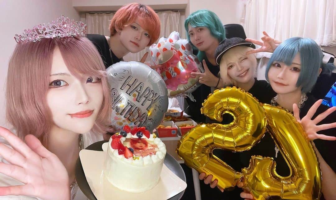 のインスタグラム：「まさかのサプライズでお祝いしてもらってる😭🫶 24レベになりました！ 今年も楽しむぞー！！  #cosplay #cosplayer #cosplaygirl #コスプレ #コスプレイヤー #グラビア #dj #ポートレート #portraitphotography #portrait #pink #Japanese #自撮り」