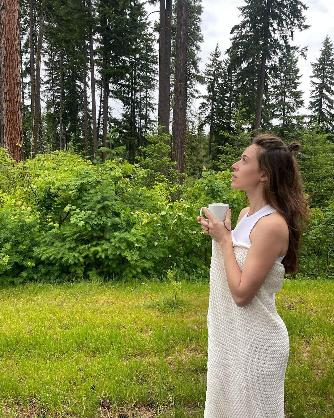 マリーナ・スコーシアーティのインスタグラム：「It's time for my family vacation @suncadia! BUT FIRST COFFEE in a forest! ☕️🌲(I love it here.) #outofoffice #BRB #washingtonstate #vacation #forestlovers #familyvacation #familyvacay #butmorningsaremyown #suncadiaresort #suncadia #familyvacationsideas #golfrestort #theyhavealazyriver #iampumped   YOU WOULD LOVE THE GOLF HERE @jesseleesoffer. LOVE. Come on by! 🏌️‍♂️」