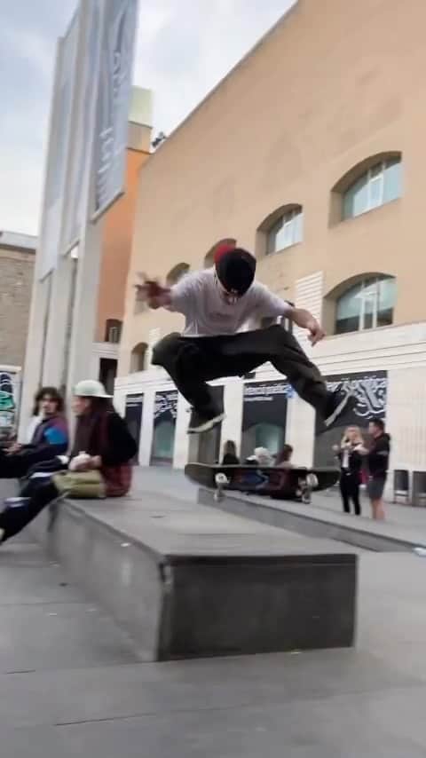 MACBA LIFEのインスタグラム：「Only a good alchemist can turn a stone into a feather. @deniscuerdo   📱 @ismaelricon   Tag us to be featured 👉🏽#macbalife 👈🏽 -———————— #RESPECTTHEPLAZA  #macba #skate #skateboarding #barcelona #bcn #skatebarcelona #skatelife #barceloka ###metrogrammed #skatecrunch #skategram #thankyouskateboarding #❤️skateboarders」