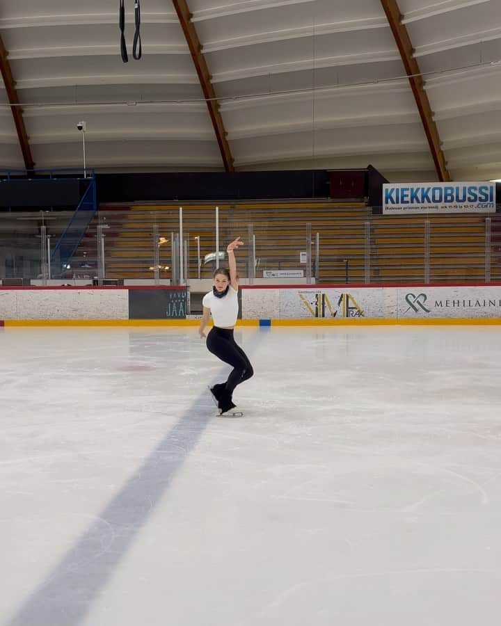 イェニー・サーリネンのインスタグラム：「Kiva työpäivä tänäänkin💃🏽⛸️」