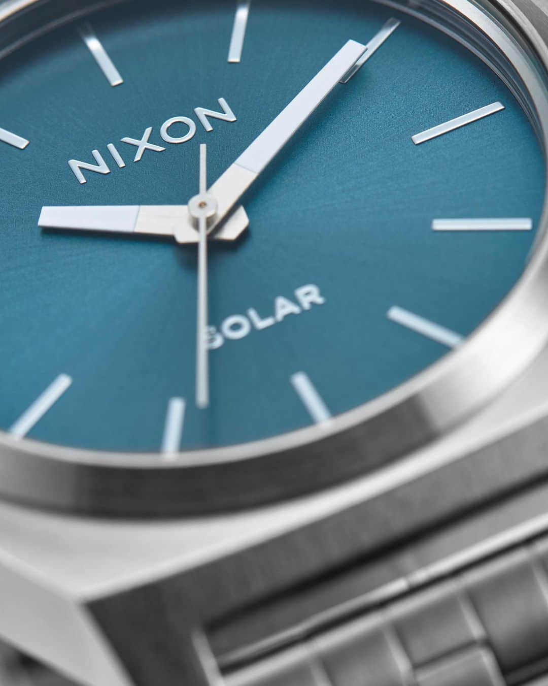 ニクソンのインスタグラム：「Our most iconic silhouette, now harnesses the power of the sun.   The Time Teller Solar drops tomorrow, Tuesday June 13th. ☀️🕰️🔋」