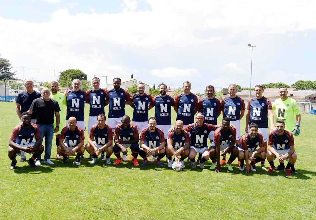 アンリ・ベディモさんのインスタグラム写真 - (アンリ・ベディモInstagram)「Match de gala pour l’association Afaya. Les légendes @mhscofficiel  VS barbagiuansmonaco ⚽️」6月13日 0時57分 - bedims12