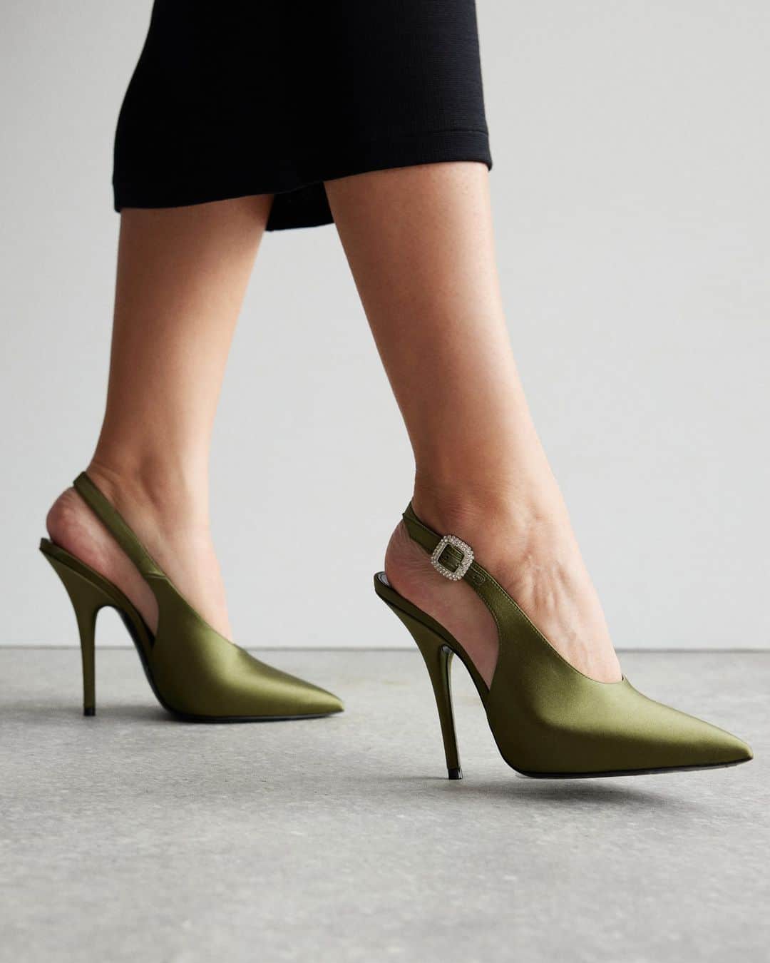 MATCHESFASHION.COMのインスタグラム：「Make onlookers green with envy in @ysl’s slingback pumps.」