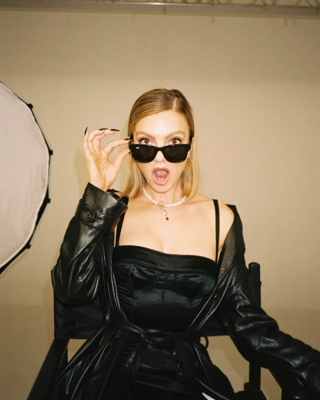 Vogue Españaのインスタグラム：「“El objetivo de mi música es hacerte caminar con la espalda un poco más erguida, el pecho un poco más abierto y la cabeza un poco más alta. Buscaba crear una especie de estilo 'urbano-diva', es lo que me apetecía. Y, sobre todo, quería pasarlo muy bien, incluso a través de canciones que tratan temas complejos", cuenta la cantante y compositora barcelonesa @lauralalahayden sobre su primer EP en solitario, 'Girl Becomes'.  {Puedes leer la entrevista completa en el link de la bio de @voguespain} ▪️Fotos: Hanna Lacostena ▪️Texto: @eva_blanco_med」