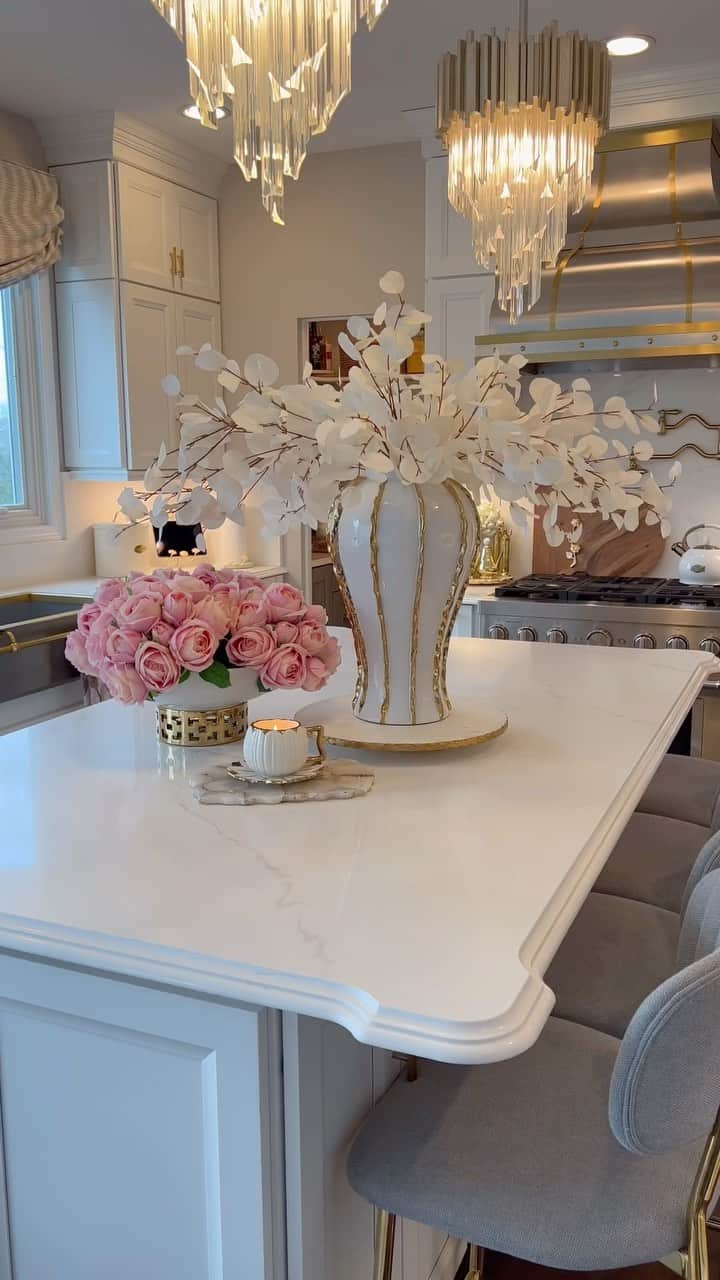 のインスタグラム：「Florals for every room and every occasion💐 Find a variety of breathtaking florals today at inspiremehomedecor.com link in bio or tap the video!」