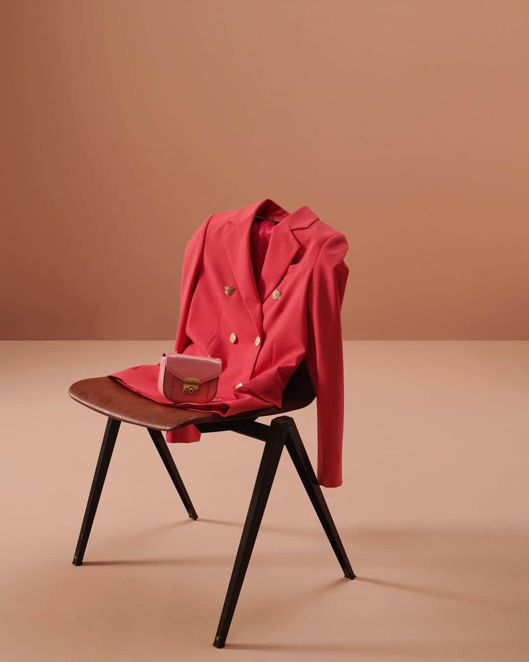 タラジャーモンのインスタグラム：「Is this seat taken ? ❤️  #tarajarmon #fashion #PE23」
