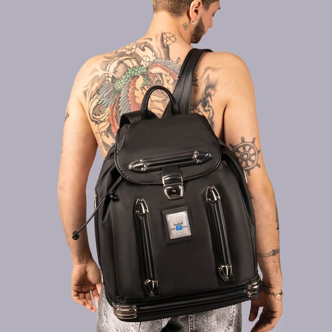 ピエログイディのインスタグラム：「Piero Guidi “Angeli del Nostro Tempo” – Zaino LineaBold mod. “Art Director”; in cuoio e tessuto antigraffio con targa in acciaio personalizzabile con il Tuo Nome. Per Federico @fedmangani dipinto nel suo spirito innovativo come le nostre idee, la nostra creatività #PieroGuidi LineaBold “Audace come Te”  #LineaBold #Pgcreativefactory #loveitaly」