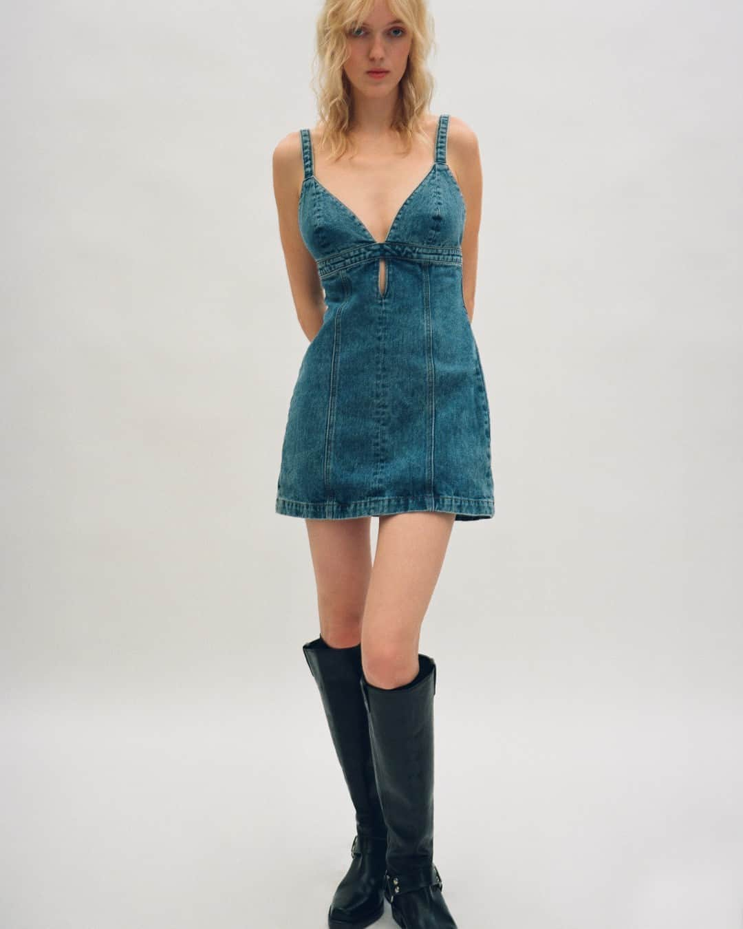 RE/DONEのインスタグラム：「An unconventional take on denim. Introducing the Denim Shift Dress #glit⠀⠀⠀⠀⠀⠀⠀⠀⠀ ⠀⠀⠀⠀⠀⠀⠀⠀⠀ Talent: @boy.ewald ​​​​​​​​⠀⠀⠀⠀⠀⠀⠀⠀⠀ Photographer: @Chaumont_Zaerpour​​​​​​​​⠀⠀⠀⠀⠀⠀⠀⠀⠀ Creative Agency: @ljbtnstudio​​​​​​​​​​​​​​​​​​​​​​​​⠀⠀⠀⠀⠀⠀⠀⠀⠀ Stylist: @lolitajacobs​​​​​​​​​​​​​​​​​​​​​​​​⠀⠀⠀⠀⠀⠀⠀⠀⠀ Makeup: @_celinemartin_​​​​​​​​​​​​​​​​​​​​​​​​⠀⠀⠀⠀⠀⠀⠀⠀⠀ Hair stylist: @josephpujalte​​​​​​​​⠀⠀⠀⠀⠀⠀⠀⠀⠀ Set designer: @medeirosrafael ⠀⠀​​​​​​​​⠀⠀⠀⠀⠀⠀⠀⠀⠀ Production: @arthuretphilippine」