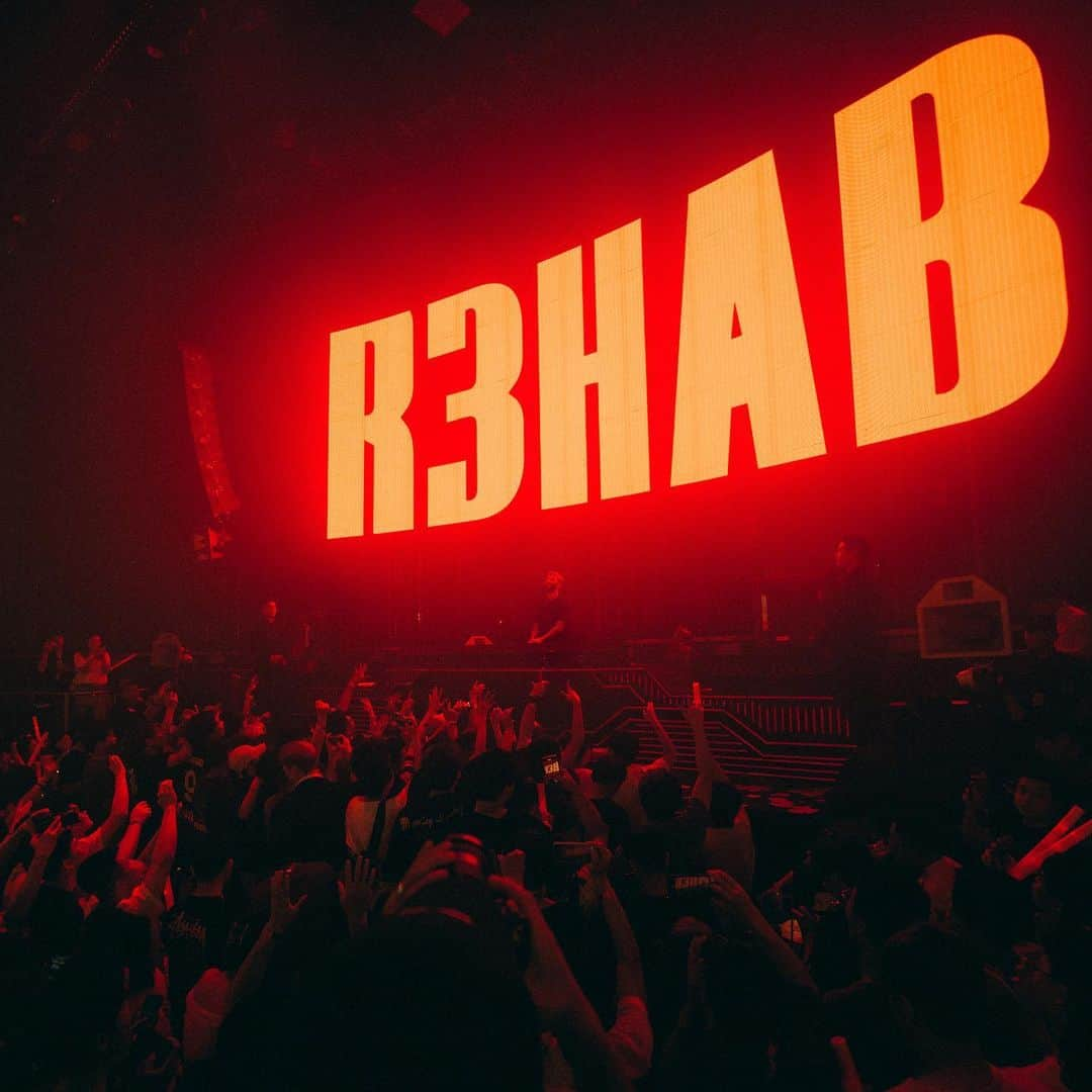 R3habさんのインスタグラム写真 - (R3habInstagram)「WOW CHINA 🇨🇳🔥 12 SHOWS IN 3 WEEKS, I missed you guys thank you!!」6月13日 1時22分 - r3hab