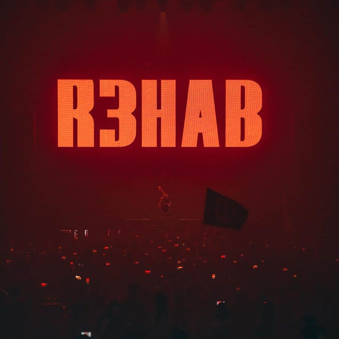 R3habさんのインスタグラム写真 - (R3habInstagram)「WOW CHINA 🇨🇳🔥 12 SHOWS IN 3 WEEKS, I missed you guys thank you!!」6月13日 1時22分 - r3hab