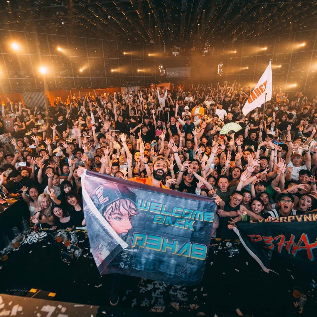 R3habさんのインスタグラム写真 - (R3habInstagram)「WOW CHINA 🇨🇳🔥 12 SHOWS IN 3 WEEKS, I missed you guys thank you!!」6月13日 1時22分 - r3hab