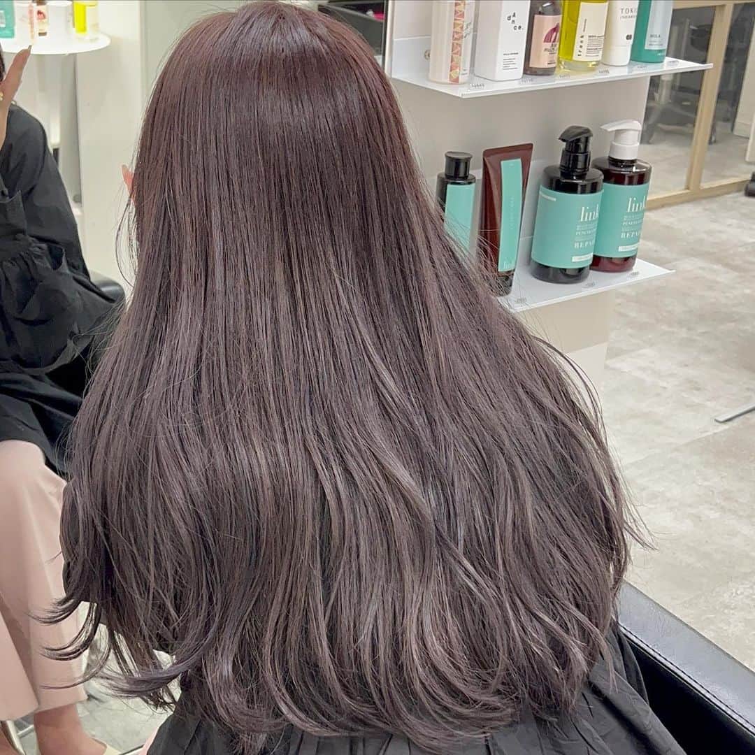 中西結梨花のインスタグラム：「何も加工してないヨ iPhoneのカメラ📷画面録画👡 ハイライトベースに透けるグレー🩶 ラベンダーで少しこっくりした深みをぷらす🪻  #お洒落モテヘア#ミルクティーベージュ#ロングヘア#ふわふわレイヤーカット#ブリーチカラー#ハイライトカラー#nakanishi_color#東京#東京美容室#新宿#新宿美容室」