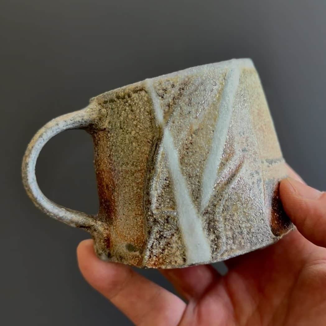 のインスタグラム：「Newly wood fired mug with splash of Japanese shino glaze, natural ash glaze. . www.akirasatake.com  #mug #マグ #akirasatakeceramics #clay  #asheville  #gallerymugen  #陶芸 #陶芸家  #佐竹晃 #ceramics #pottery #japanese #japanesepottery #tougei」