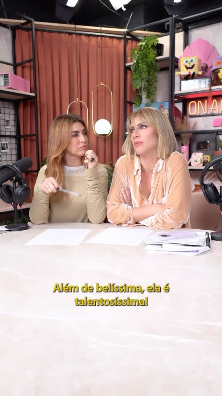 Giovanna Ewbankのインスタグラム：「A gente tá pesando a mão nas dicas dos convidados do #QuemPodePod neh não? Rsrs…Por outro lado, fica facinho de adivinhar e já se preparar porque amanhã, 19h, no @Gioh_Oficial, tem ela... Quem???? Quem??? Quem??? Comenta aí 👇🏻   #canalgioh #quempodepod #videocast #gioh #giohnoyoutube #fepa」