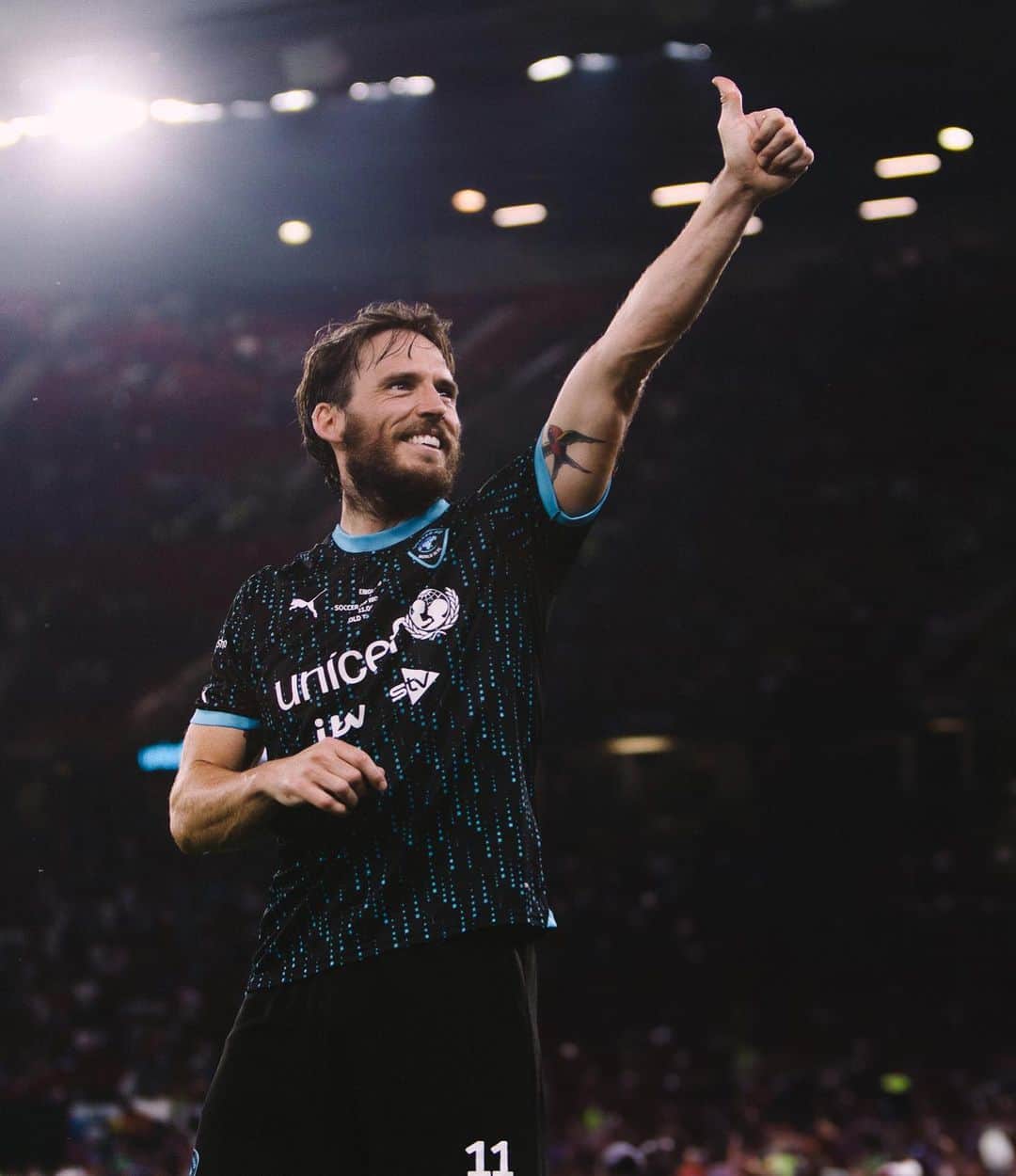 サム・クラフリンのインスタグラム：「@mrsamclaflin celebrating world XI’s 4-2 win over England at #socceraid」