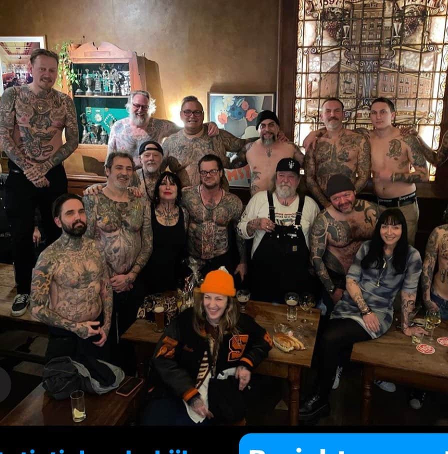 アムステルダム・タトゥー・ミュージアムのインスタグラム：「My b day 22 of martch#cafehesp#hesp#bday#71years#lukeatkinson#georgetottem#joevegas#captcaveman#morrison#thimothyenglish#tychoveldhofn#vincentveldhoen#louise aflingum#ketelone mirakelvanwees」