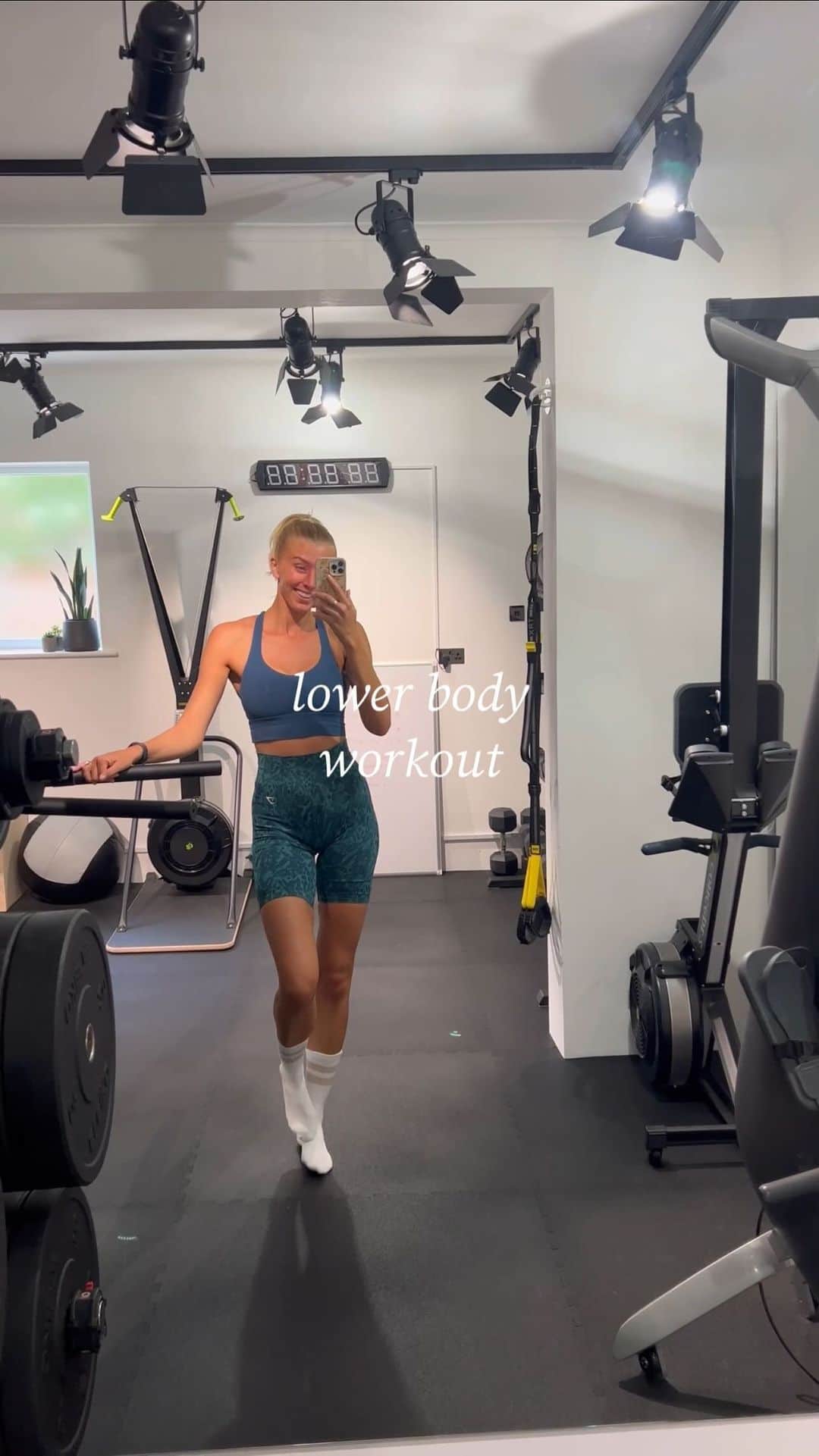 のインスタグラム：「Train legs with me 🏋🏼‍♀️   If you’re looking for a total lower body workout, give this a go! It’s what I did to ease myself back in after a few weeks off training:  ➡️ Barbell Pause Rep Squats 4x8 ➡️ Elevated Barbell Reverse Lunges 4x8 (per leg) ➡️ Single Leg Staggered RDLs 4x12 (per leg) ➡️ Circuit: 3 rounds of 8 step ups per leg, 15 kettlebell deadlifts & 15 elevated SL glutes bridges per leg.  #strengthworkout #legworkout #homeworkout #zvdworkout」