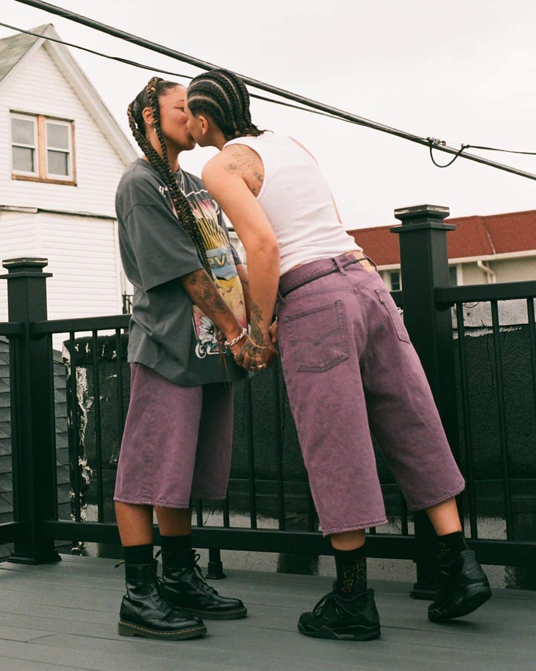 Levi’sさんのインスタグラム写真 - (Levi’sInstagram)「Why purple? 💜 Our Pride 2023 color palette is a salute to LGBTQ+ activist groups of the ’70s and ’90s. Their radical energy brought an explosive fearlessness to the gay rights movement, and mirrors the cultural push forward by queer and trans youth today. #LevisPride  Shop now via stories and link in bio.  Photo: @analoguepapi」6月13日 1時54分 - levis
