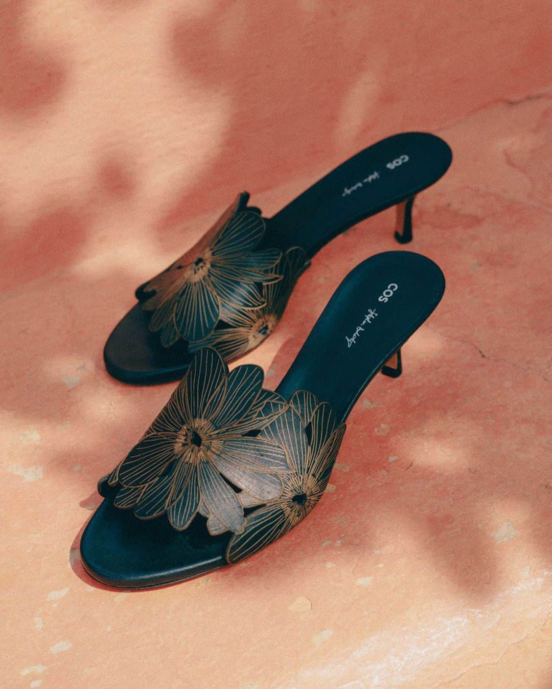 コスさんのインスタグラム写真 - (コスInstagram)「COS × Stephen Doherty | Flowers in bloom​  The @stephen.doherty mules. Crafted by artisans in Portugal using nappa leather with rich burnt-orange accents, they’re digitally printed with the artist’s signature flowers to look as though they’re delicately layered.」6月13日 2時09分 - cosstores