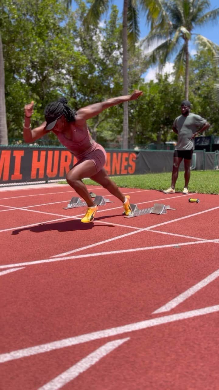 アシャ・フィリップのインスタグラム：「Do not be afraid of failure. Do not be afraid of trying. It’s how we grow, learn and achieve. 💫  #mondaymotivation #work #athlete #fitnessmotivation #mindset #careergoals #summer #goals」