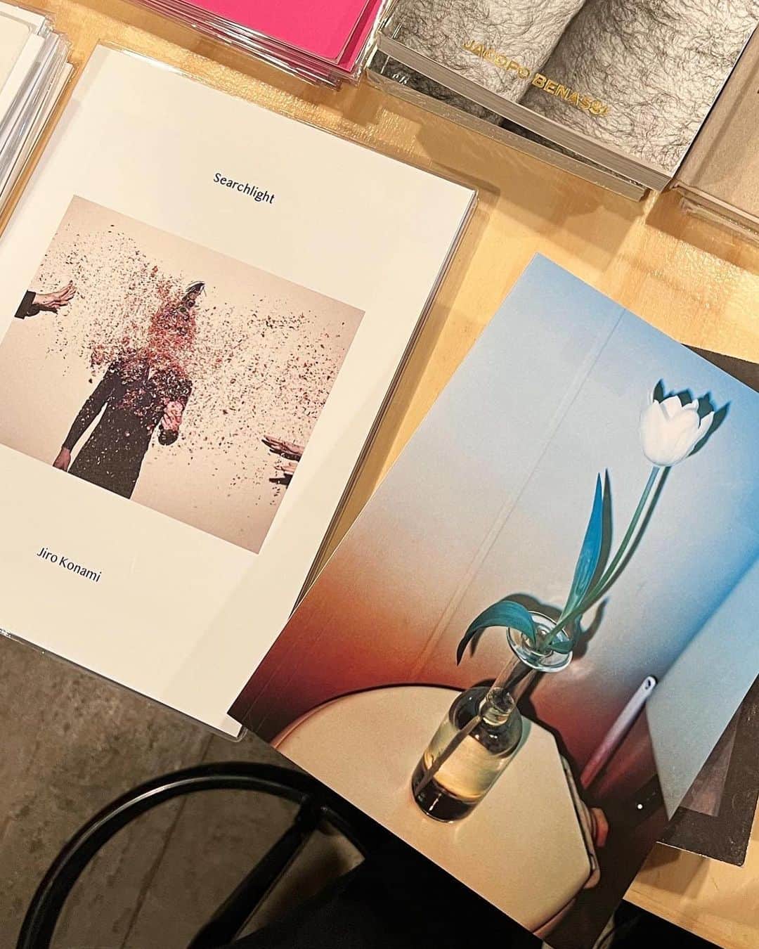 のインスタグラム：「NYのマンハッタンにある、Dashwood booksにウチの本を置いてもらっている。お店を始めた5年前には想像も出来なかった。偉大な2人の写真家、素晴らしい本屋さん、ミワサンに感謝です。  Our books are now available at Dashwood Books in Manhattan, one of my favorite bookstores in New York City. I couldn't have imagined this 5 years ago when I started the store. Thanks to two great photographers, a great bookstore, and Miwa.」