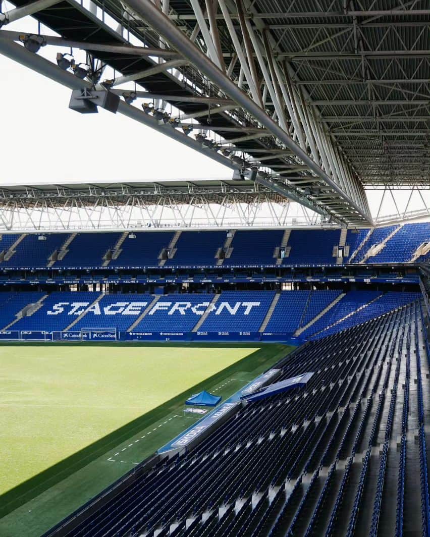 RCDエスパニョールのインスタグラム：「✌ Enamorats de casa nostra. Enamorats de l'#StageFrontStadium.」
