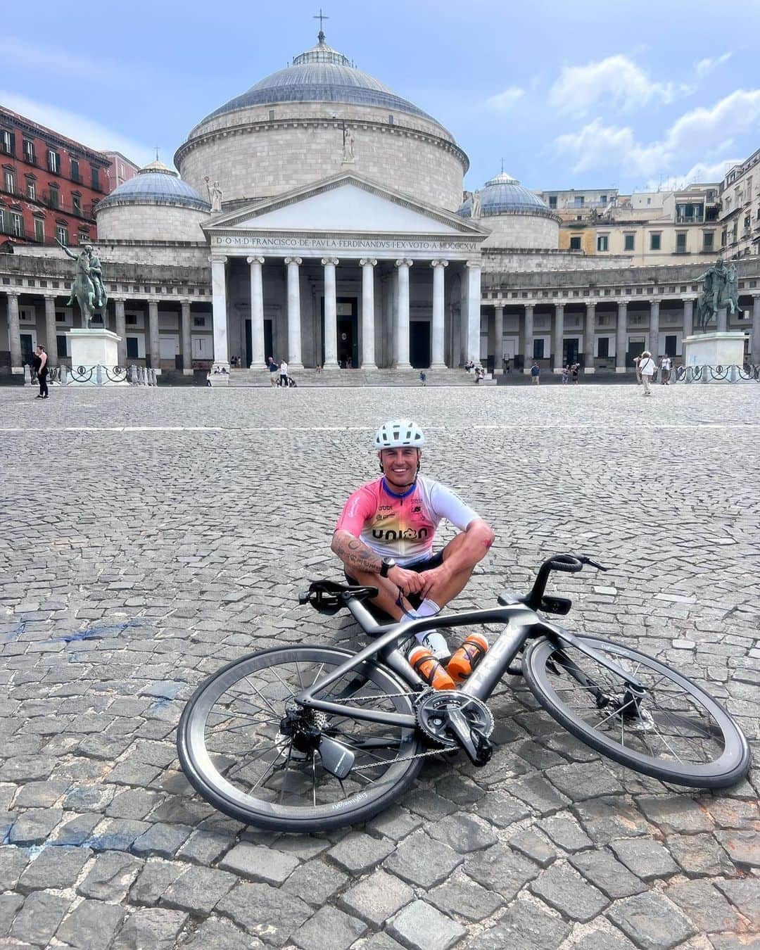ファビオ・カンナヴァーロのインスタグラム：「Roma-Napoli il ritorno…. e scommessa scudetto pagata💙💪🏻👍254km , 6h 55m 37 di media ✈️✈️✈️✈️」