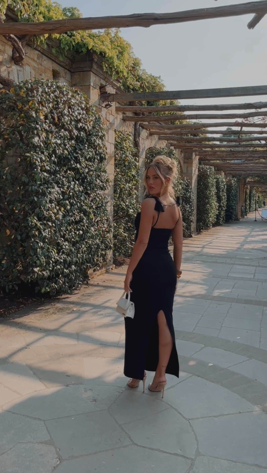 ロッティー・トムリンソンのインスタグラム：「summer weddings 🫶🏼✨ dress @jacquemus」