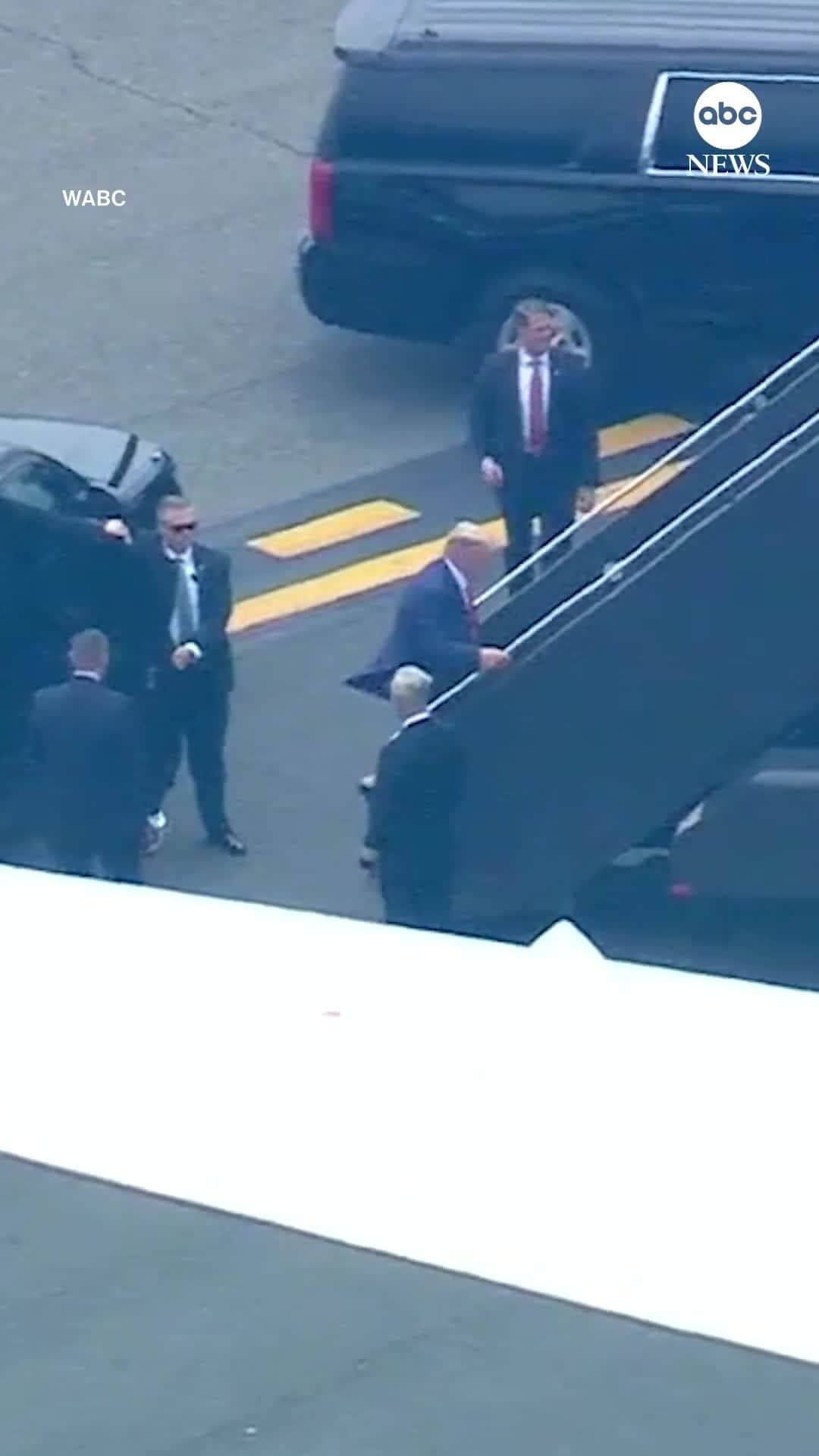 ABC Newsのインスタグラム：「Former Pres. Trump departs from New Jersey en route to Florida ahead of his federal court appearance in Miami on Tuesday. MORE AT LINK IN BIO.」