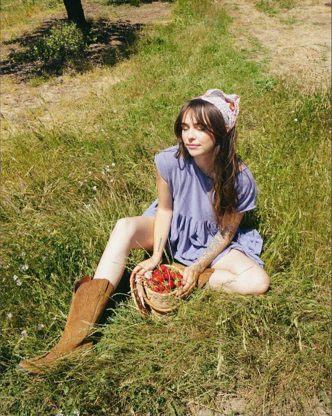 Acacia Brinleyのインスタグラム：「Livin my best Miley Stewart summer 🐴🌾🍓」