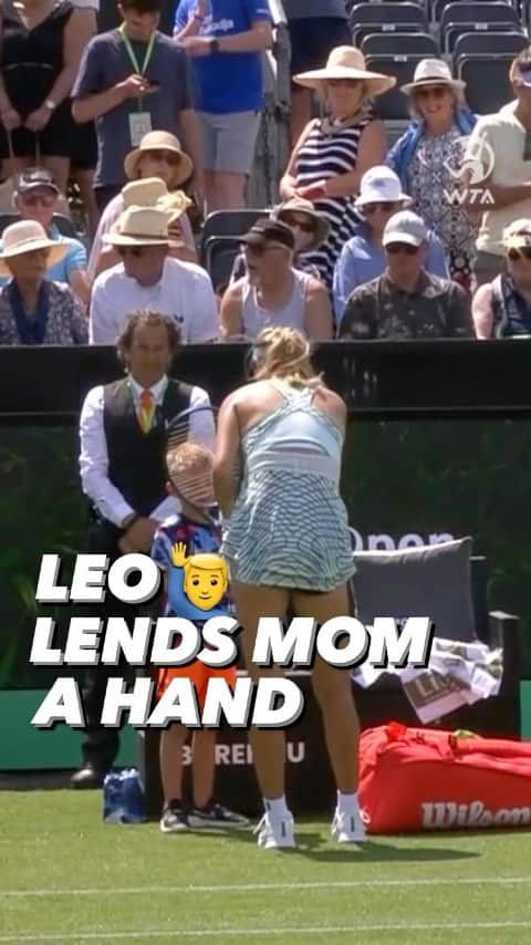 ビクトリア・アザレンカのインスタグラム：「Family fun in Den Bosch 👩‍👦  Victoria Azarenka gets a helping hand from her son Leo after her Round 1 win at the #LibemaOpen!」