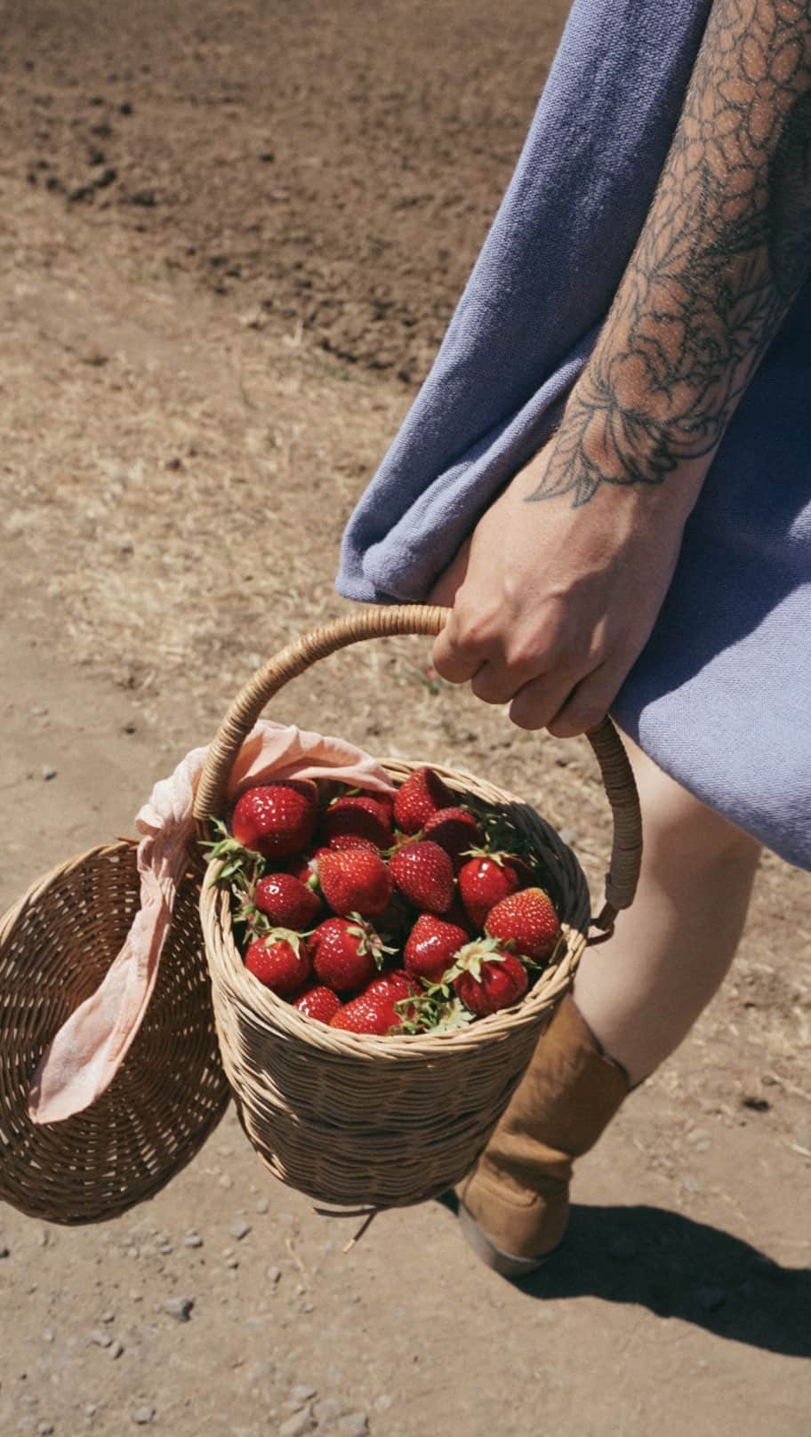 Acacia Brinleyのインスタグラム：「Tastes like strawberries」