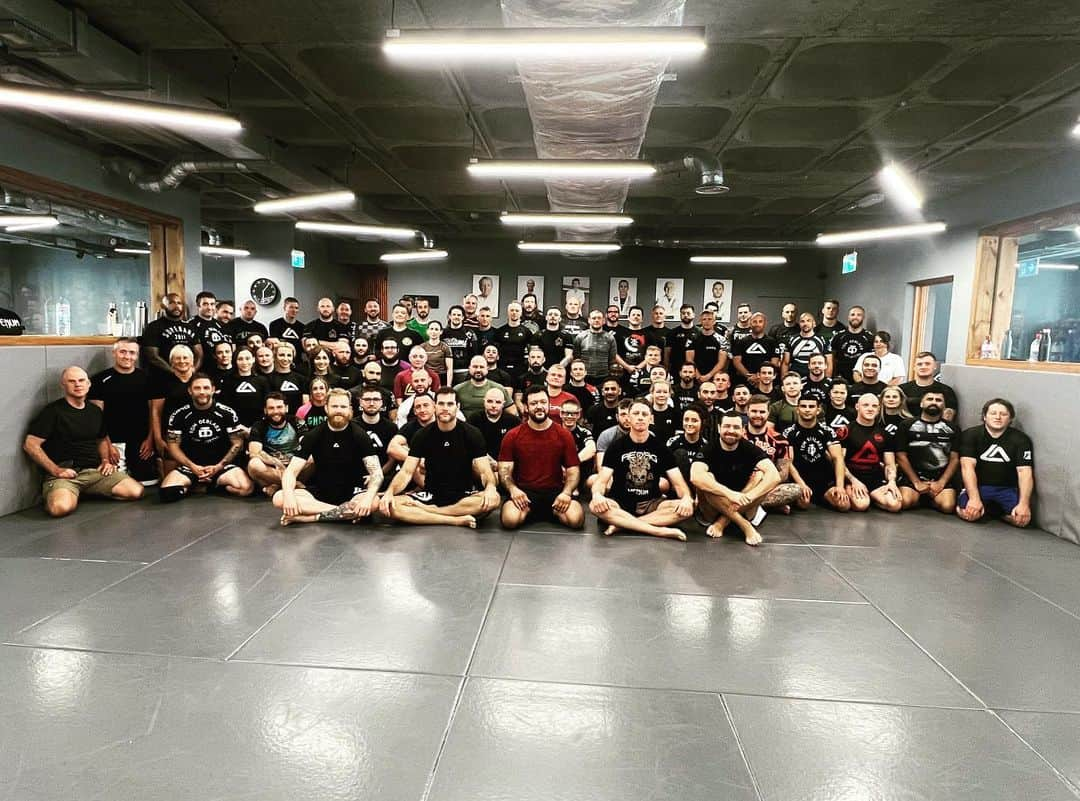 トム・ハーディのインスタグラム：「Thankyou @tomdeblass @rogergracie @rogergracieacademy and @reorgcharity @tatamifightwear for a great seminar Thankyou. ❤️🙌🏼🙌🏼🙌🏼」