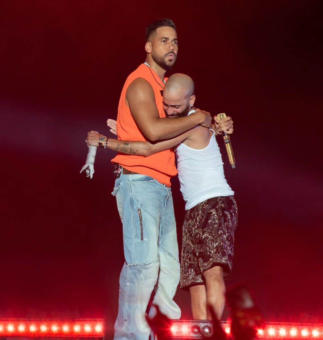 ロメオ・サントスのインスタグラム：「Anoche hubo muchas primicias.  Tuve el placer de compartir en un concierto con la leyenda viviente del género urbano.  Es un artista que jamás caduca, y no le pudieron haber puesto mejor apodo. "La maravilla" @arcangel.   Felicidades por dos noches legendarias que La República Dominicana jamás olvidará. 🇩🇴   También comparti escenario con la súper estrella de Panamá sechmusic, y con el talentosisimo @chrislebronf interpretando nuestro hit Siri.  Y conocí en persona a la linda, talentosa @rossmariaofficial.」