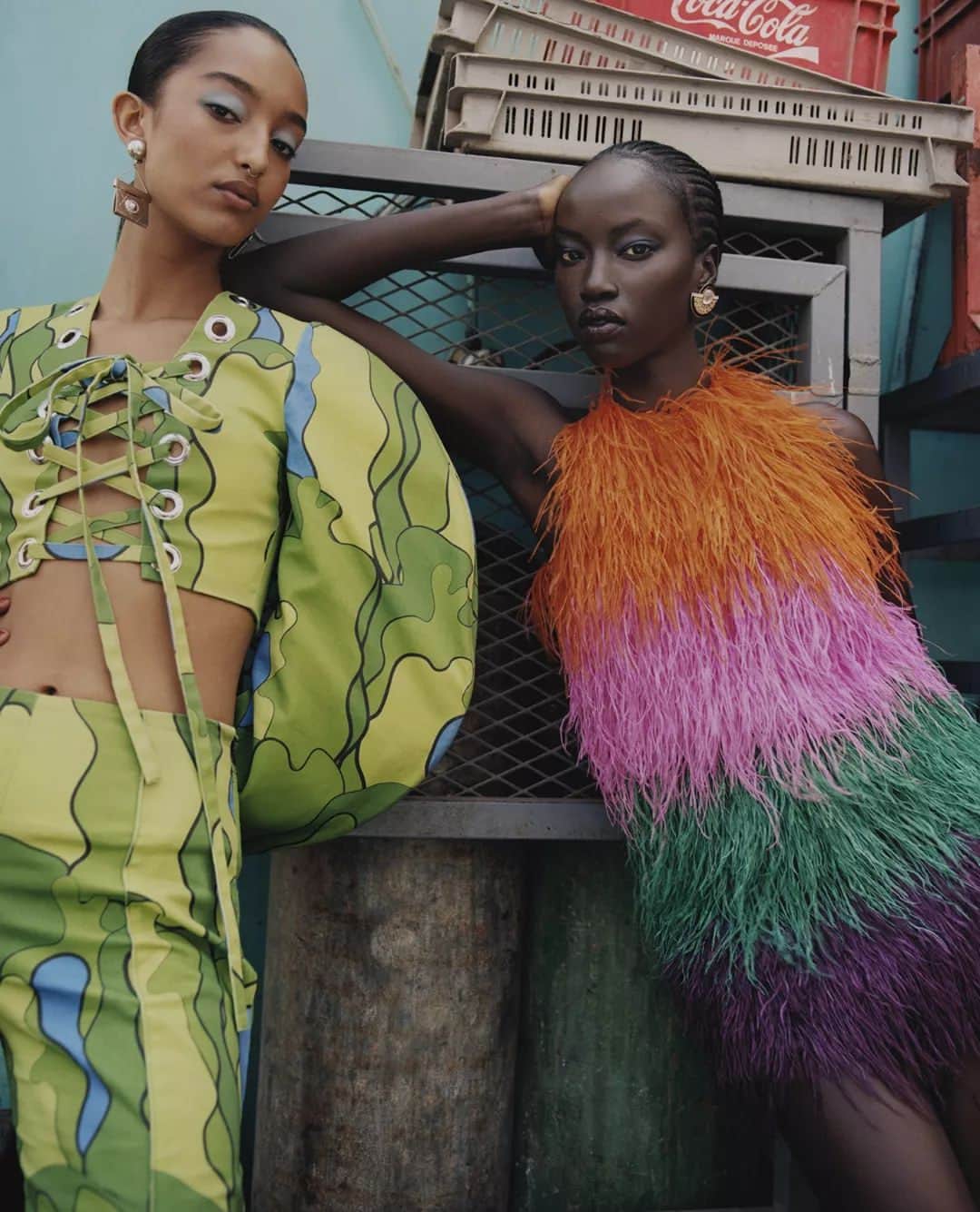 Vogue Españaのインスタグラム：「Conexión París-Dakar: en el número junio, los coloridos e intrépidos diseños de la colección Métiers D'Art de @chanelofficial cobran vida en las calles de la capital senegalesa. #VogueRail ▪️Fotografía: @nadineijewere ▪️Estilismo: @sarrjamois ▪️Peluquería: @yann_turchi  ▪️Maquillaje: @hiromi_ueda ▪️Manicura: Melinda Santo ▪️Producción: @gnation_x  ▪️Retoque digital: @touchdigital ▪️Modelos: @kane_ibrahima, @sophia_makibdji,  @kathiandg,  @mamebintasane, @mona_tougaard y @anokyai」