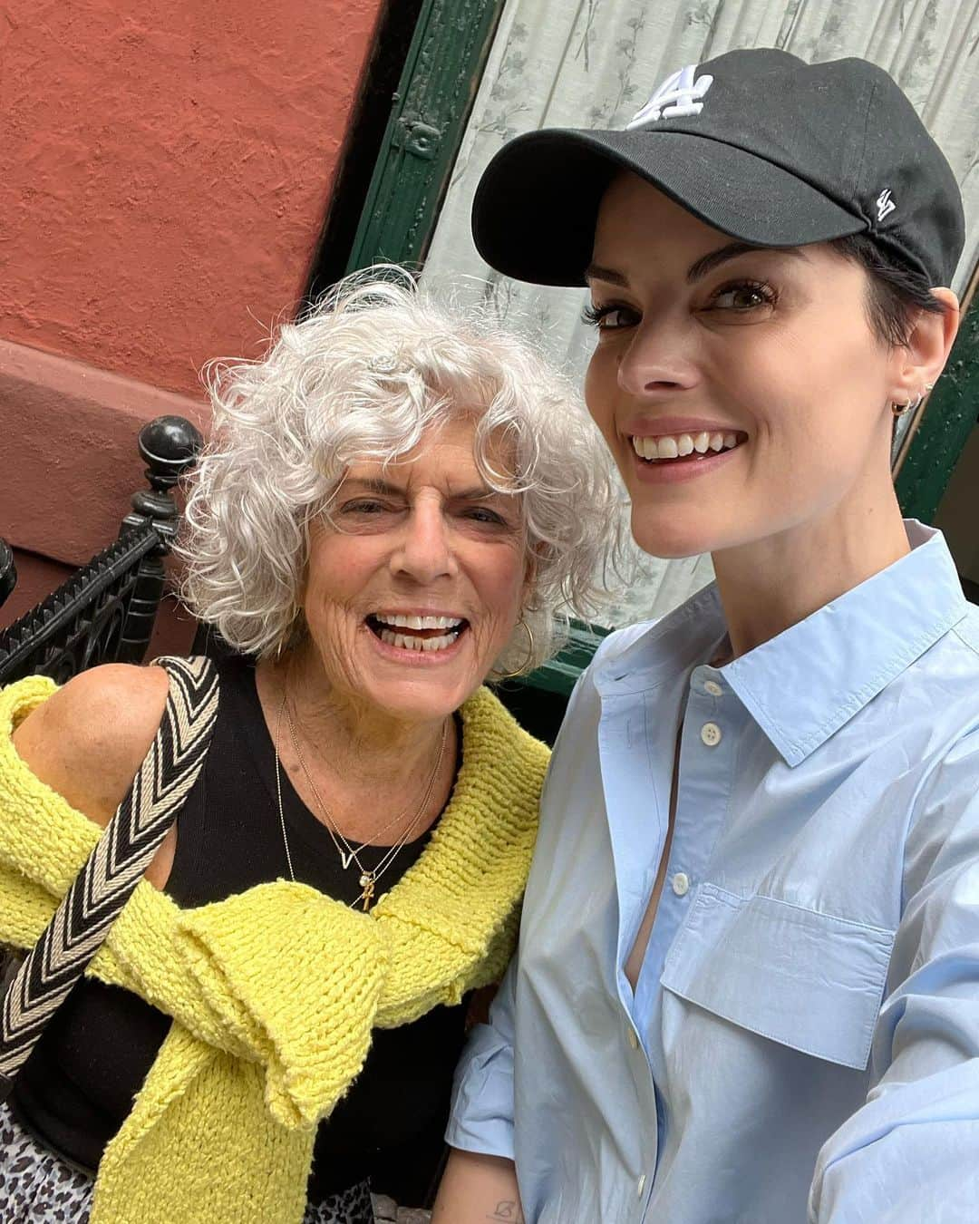 ジェイミー・アレクサンダーのインスタグラム：「This is Vicki. She’s the coolest. #NYC 💛」