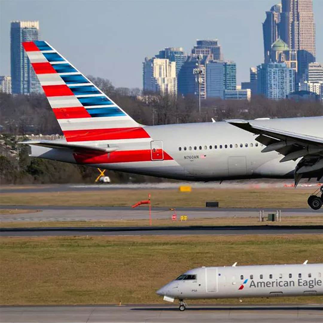 アメリカン航空のインスタグラム：「Two pretty best friends 😍 ✈️ 🛩️  Can you guess where we are today? 🏙️」
