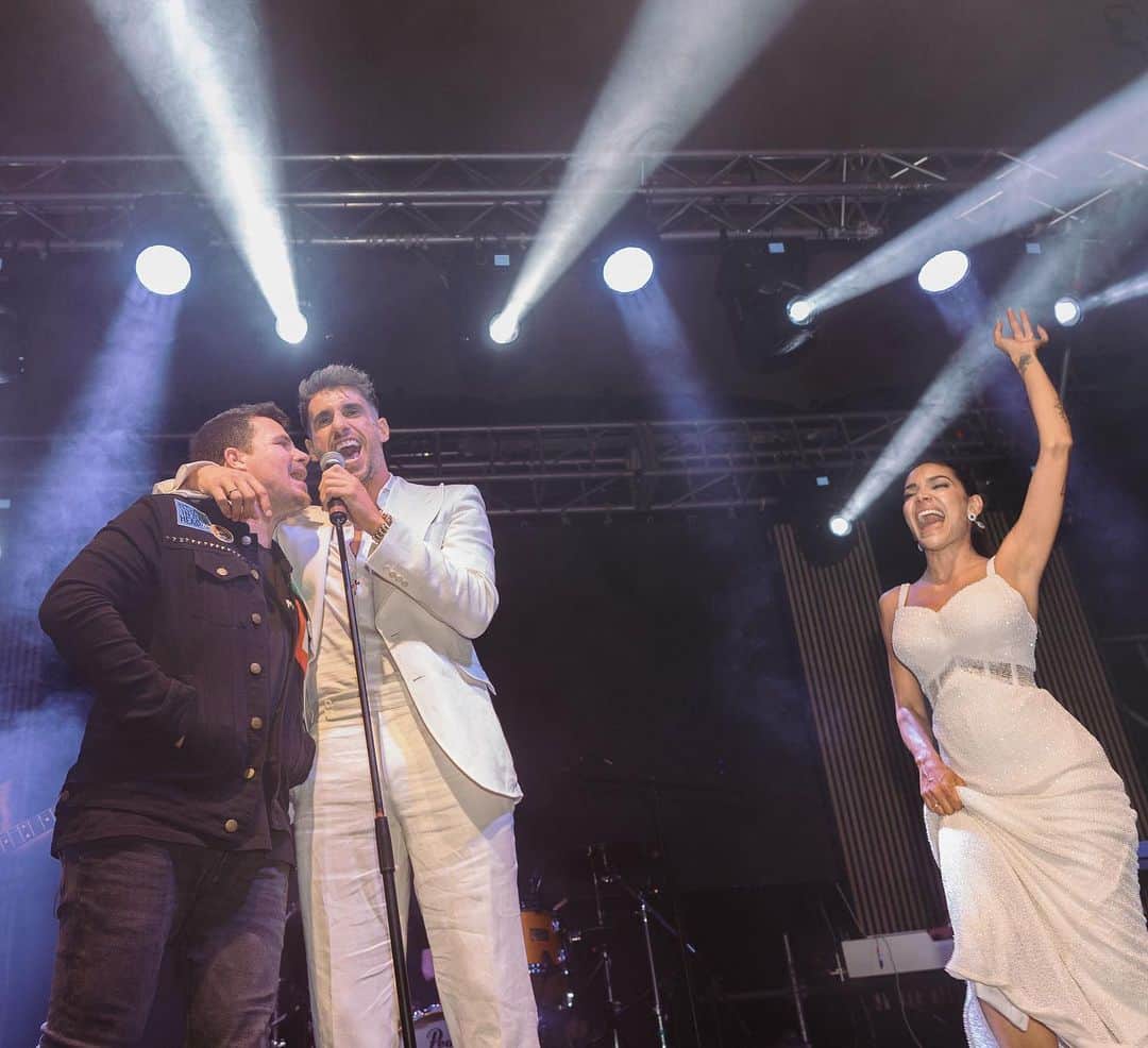 ハビ・マルティネスのインスタグラム：「Si con 15 años, en el autobus de camino al cole, cantando sin parar tus canciones…o en cada recreo… o en el coche cada dia que iba a entrenar, me hubieran dicho que iba a acabar en un escenario cantando mi canción favorita junto a ti, les habría dicho que estaban locos… locos como ese canto del loco que marcó mi adolescencia y me inspiró en muchísimos momentos de mi vida… y ahí estamos 19 años despues cantando juntos en el dia de mi boda con la mujer mas perfecta del mundo. Gracias a vosotros puedo confirmar que…. LOS SUEÑOS SE CUMPLEN」