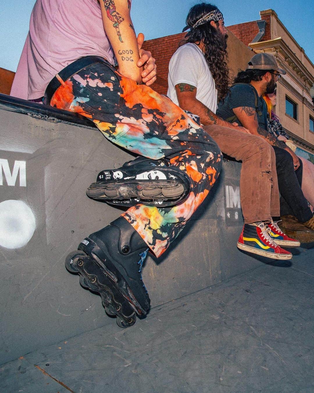 New York Times Fashionさんのインスタグラム写真 - (New York Times FashionInstagram)「Aggressive skating emerged in the 1990s as a flashier, niche style of roller skating. Like other ’90s trends, it is making a comeback. Also called freestyle skating, aggressive skating is a high-adrenaline alternative to leisure skating. In its heyday, the sport was written about in magazines and newspapers and became a main event at competitions like the X Games. “Ever since I’ve been involved in this industry, there’s been that feeling: It’s going to come back,” said Jon Julio, an aggressive skating star in the ’90s who won the National In-Line Skate Series championship in 1996. Julio started Them Skates in 2018, a skating brand in Santa Ana, California, that sells gear and sponsors aggressive skaters. According to Julio, interest in aggressive skating declined as skateboarding became more popular. The sports have an intertwined history, he said, that has not been without tension between skaters and skateboarders. “I used to get spit on,” Julio said. “There were fights, for sure.” But lately, he said, skate parks have become more of a “melting pot.” “Through inclusivity, not exclusivity, over the last few years, I think skating has evolved,” Julio said. Read more about the resurgence of aggressive skating at the link in our bio. Photos by @ben_pier」6月13日 3時03分 - nytstyle